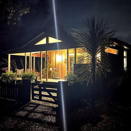 Oakura Pond Cottage - A Unique Kiwi Holiday Bach Ngoại thất bức ảnh