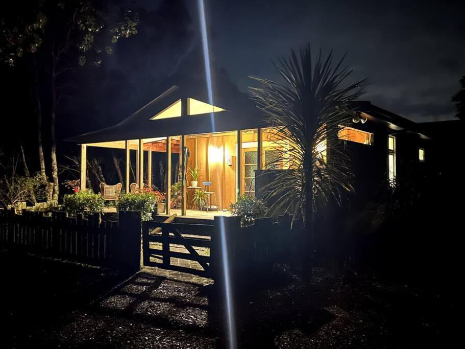 Oakura Pond Cottage - A Unique Kiwi Holiday Bach Ngoại thất bức ảnh
