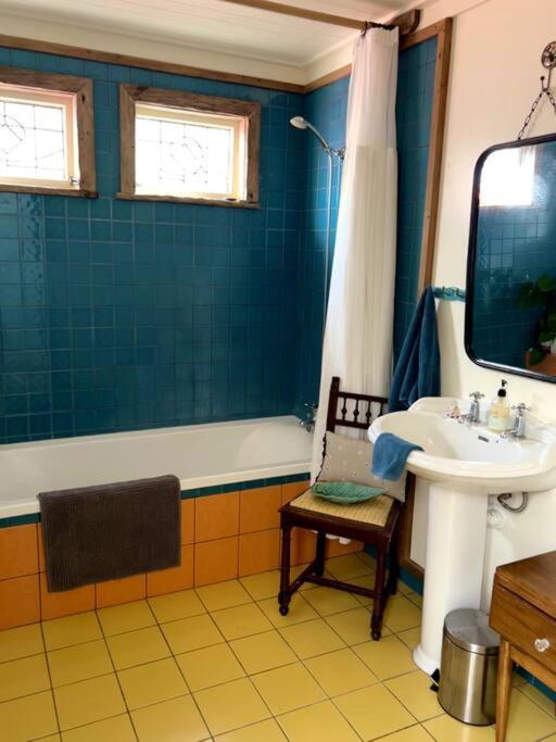 Oakura Pond Cottage - A Unique Kiwi Holiday Bach Ngoại thất bức ảnh