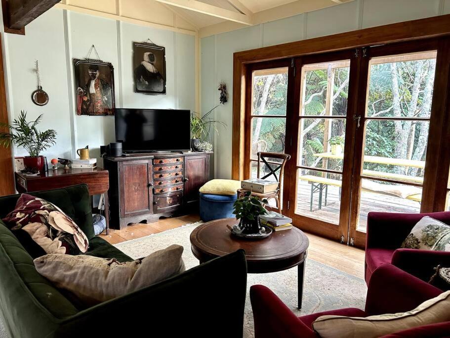 Oakura Pond Cottage - A Unique Kiwi Holiday Bach Ngoại thất bức ảnh
