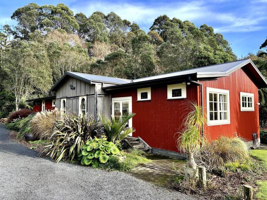 Oakura Pond Cottage - A Unique Kiwi Holiday Bach Ngoại thất bức ảnh